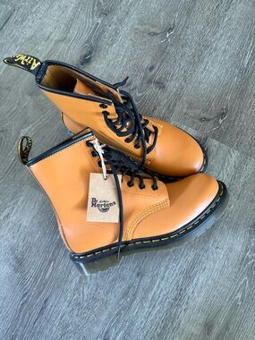 NWT Dr. Martens 1460 Pumpkin Orange Smooth Leather Boots Size 7W/6M